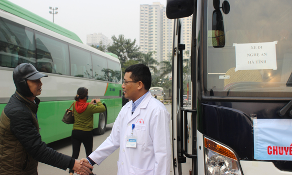 Hình ảnh cảm động tiễn bệnh nhân ung thư về quê ăn Tết